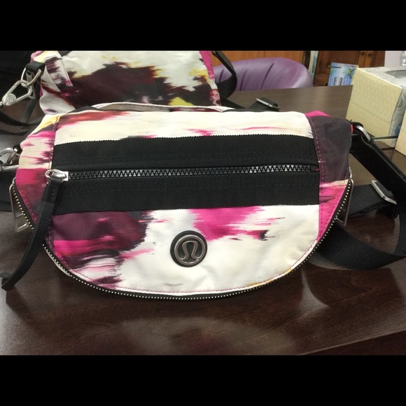 lululemon athletica Handbags - LULULEMON ATLETICA FESTIVAL CROSS BODY.